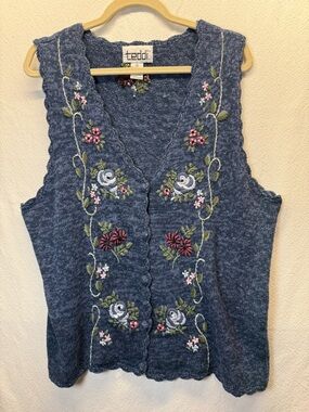 VTG Cottagecore Teddi Embroidered Sweater Vest Scalloped Edges V Neck 90s Y2K